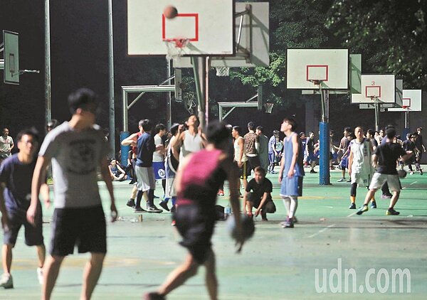 董氏調查發現,上班族壓力大,靠著運動、宗教、睡覺及線上遊戲等方式來紓壓。本報資料照片