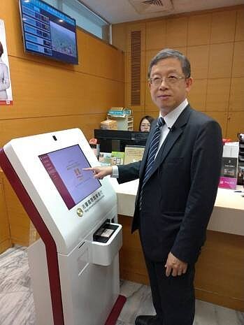 數位金融發達,民眾習慣透過網路或自動櫃員機可以完成各種金融交易,甚至連開戶都可以靠機器幫忙,分行延長營業時間到下午5點的效益下降。圖/仝澤蓉攝影