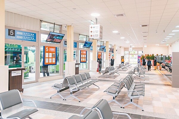 桃園市經國轉運站昨啟用,仍有民眾跑錯地方、不曉得搬遷,交通局表示將持續宣導。 圖/桃園市府提供