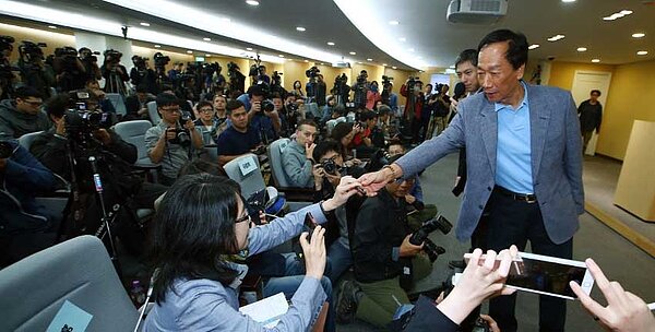 鴻海董事長郭台銘6日舉行「美國行返台記者會」。圖/陳信翰