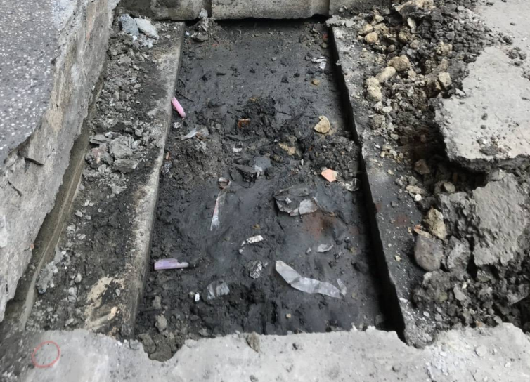 新北市議員周勝考今在議會指出，板橋裕民街的水溝竟然都是淤泥，讓整條水溝都不見。圖╱周勝考提供