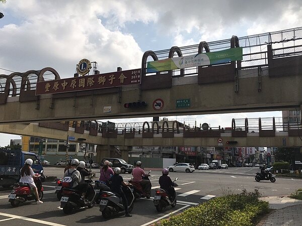 台中市豐原區中正路丶圓環南路陸橋將有是否評估是否拆除。 (聯合報資料圖/涂力旋提供)