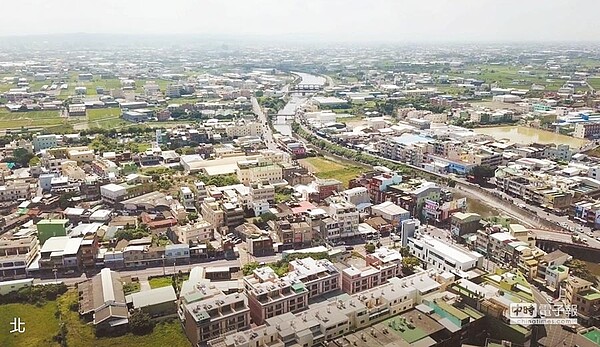 鹿港頂番婆密密麻麻的工廠分布在特定農業區,沒有一家符合地目。(吳敏菁翻攝)