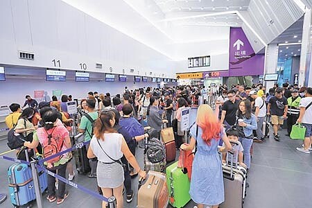 
台中市長盧秀燕7日抨擊，交通部將台中國際機場定位為廉價航空基地，邏輯不通且對中部人不公平。（盧金足攝）
 