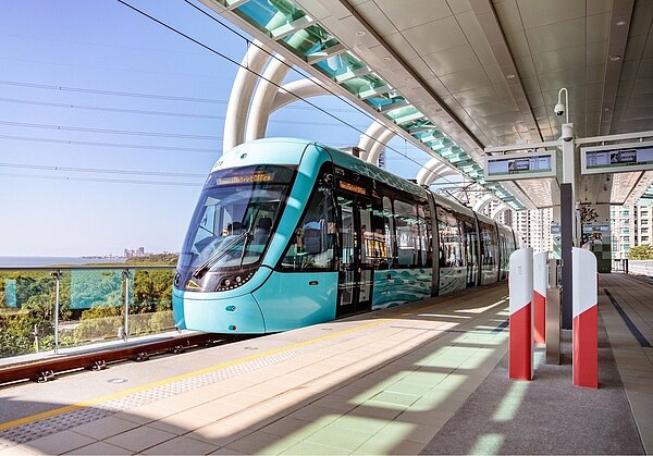 淡海輕軌今晨第9輛列車將亮相,未來將會視旅客搭乘情況決定是否調整班距。圖/新北捷運公司提供