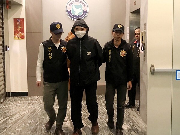 桃園市吳姓男子(中)涉嫌掐緊何姓前妻頸部造成何女昏迷指數3,生命垂危,警方主動偵辦依殺人未遂、家暴移送檢方偵辦聲押。 圖/警方提供