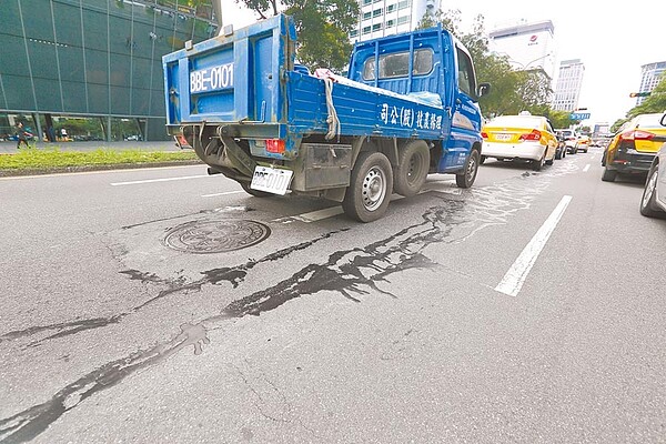 上月花蓮發生規模6.1地震，一度謠傳北市松仁路面裂開，實際是採新材料修補工法，並無龜裂情事。（圖/中國時報資料照片）