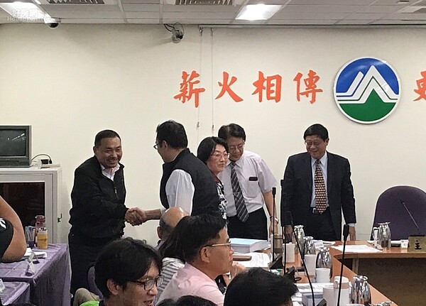 淡北道路8日環評決議,沒有通過,也沒有打入「不應開發」,而是要求新北市府「補考」,新北市長侯友宜會後向環評委員握手致意。李彥穎攝