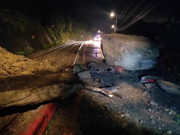 烏來台車軌道因邊坡土石崩落，今起停駛。圖／新竹林管處提供