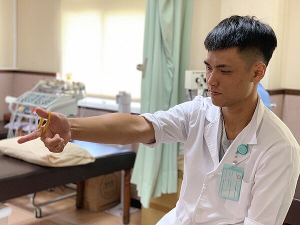 第二招「拇指肌肌力訓練運動」：在拇指與食指之間套上1-2條橡皮筋，做拇指、食指張開運動，停留10秒。以加強肌力力量，減少因肌力不足引起之軟組織發炎。照片／業者提供