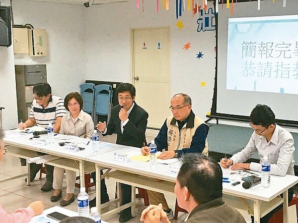 基隆市壯觀里11個社區自來水管線設備老舊,漏水嚴重,立委蔡適應(左三)邀水公司等辦說明會,希望找出住戶能接受的解決辦法。 圖/立委蔡適應辦公室提供