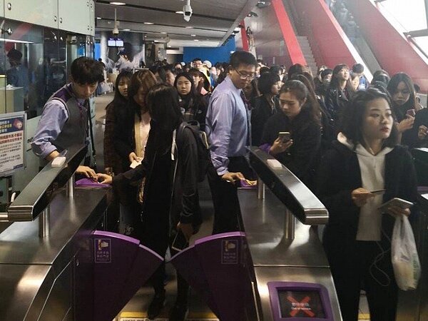 一名香港老婦去年底來台旅遊,過機場捷運票閘門時未保持安全距離被夾傷送醫,圖為票閘門圖,與當事人無關。圖/桃捷公司提供