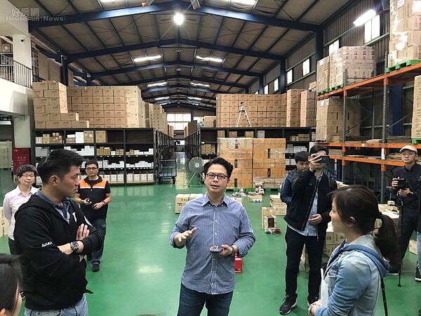 社子島傳產業者蔡松年(中)表示,希望市府在開發案動工期間,設置「中繼廠區」,否則他們根本無路可走。李彥穎攝