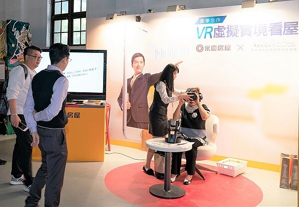 永慶房屋與文化大學環境設計學院產學合作,展現創新的VR看屋服務科技,吸引觀展民眾圍觀體驗。(圖/永慶房屋提供)