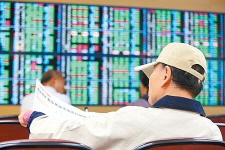 
中美貿易戰火再度升高，亞股9日全面下挫，台股開低走低，終場加權股收10733.67點，10800點大關失守，一舉下跌達190.04點，成交量擴大到1404.89億元。（張鎧乙攝）
 