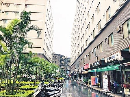 中原商圈周遭多了中壢工業區上班族租房客,租金未因少子化調降。(呂筱蟬攝)