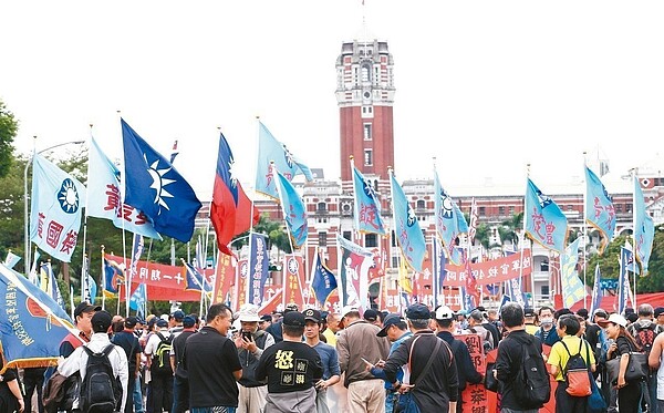 台北高等行政法院質疑年改違憲,合議庭裁定停止訴訟,聲請大法官釋憲;圖為年改團體曾遊行至凱道抗議。 圖/聯合報系資料照片