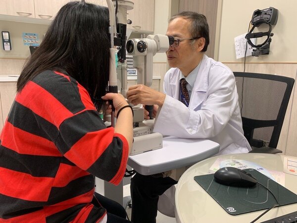 中國醫藥大學新竹附設醫院眼科主任陳瑩山提醒，不同階段的婦女們，認識眼睛疾病更需要護眼保健。圖／中國醫藥大學新竹附設醫院提供