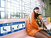 醫院旁捷運站座椅少　被批不友善長者