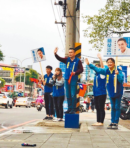 國民黨新北市第12選區立委初選參選人簡榮宗要替軍公教找回尊嚴。（葉書宏翻攝）