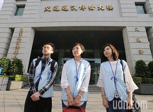 長榮空服員罷工在即，今天桃園空服員職業工會代表監事曲佳雲（中）、副秘書長周聖凱（左）等人抵達交通部，與交通部次長會談。記者許正宏／攝影