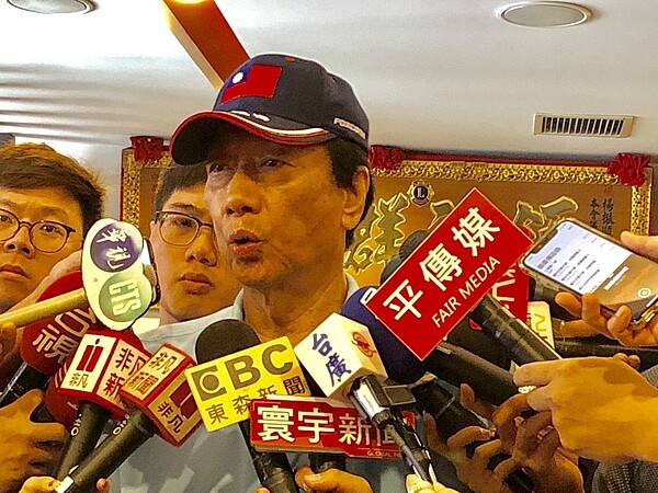 鴻海董事長郭台銘昨天表示:「我淡出鴻海了!」下午將在台中與中小企業主座談,因此不會出席鴻海董事會。 記者宋健生/攝影