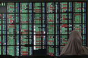 三大法人賣超44.37億　25%新關稅生效台股收跌20.68點　