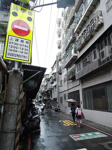 通學巷管制標誌及彩色鋪面。（圖／新北市交通局）