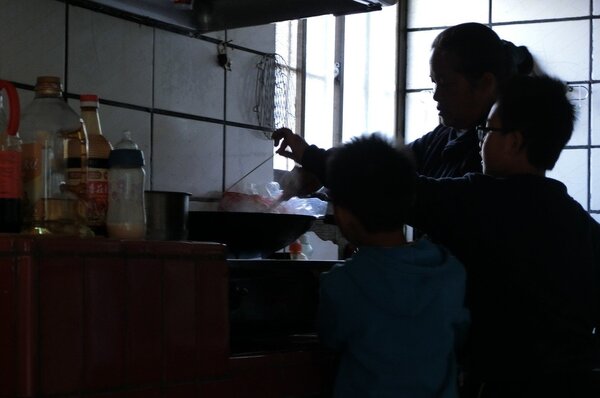 祖孫在廚房裡忙進忙出，麵裡加上自己種的青菜，打上蛋花，就是米其林等級的美食。本報資料照