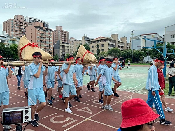 永慶房屋與里長舉辦母親節活動，在當地麗山國中舉行，包粽代表包中