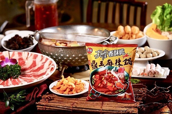 乖乖與鼎王跨界聯名合作,推出麻辣鍋口味的孔雀香酥脆。 圖/業者提供