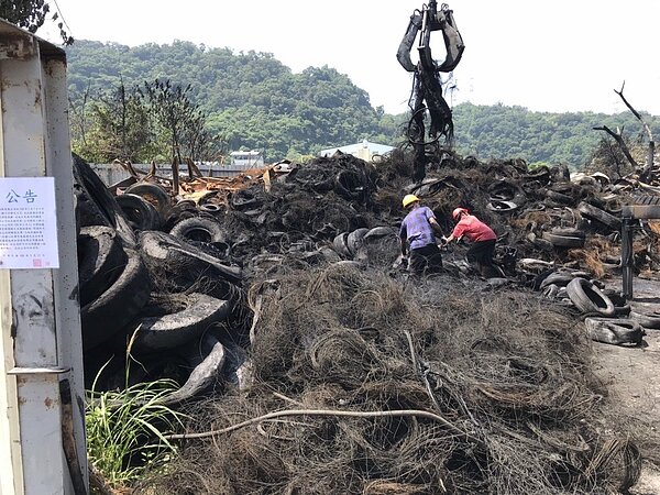 台中市政府在后里廢輪胎大火後,要求業者運送300噸廢輪胎到合法廠商處理。圖/台中市政府提供
