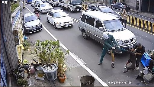 郵務士的褲子被咬掉一大截。(圖/翻攝畫面)