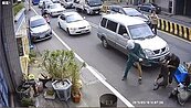 疑似比特犬　跳車撲咬郵差