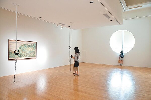 《圓山附近:傾聽基隆河畔的寂靜與喧囂》展場設計,意外造就圓窗成為拍照的網紅景點。(圖/北美館提供)