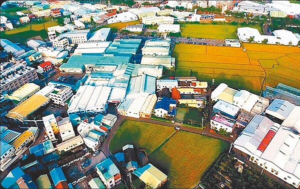 立法院日前通過《工廠管理輔導法》修正案，全台3萬8千家農地工廠將透過新制納管合法化，引起極大爭議。圖為農地違建密度最高的彰化。圖／彰化縣環保聯盟提供