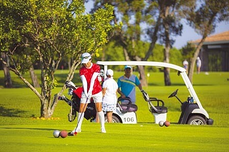 不少女性企業家12日撥空打球,歡度母親節。圖/劉朱松
