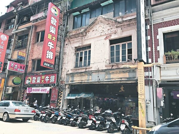 陳上惠阿公創立的自立書店，是台灣第一個販售中文書籍的書店，他的書店和和琴音，是許多基隆人的回憶。 記者吳淑君／攝影