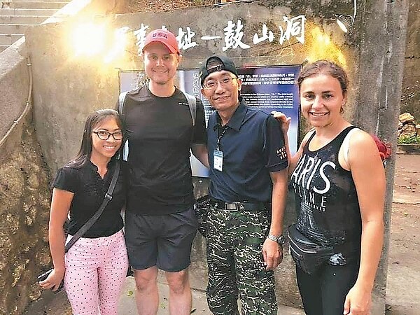 由於「鼓山洞」是高雄市政府選定的第一個軍事遺址觀光據點,開放以來,吸引不少來自日本、澳洲、香港、美國等地的旅客。 圖/高雄市觀光局提供