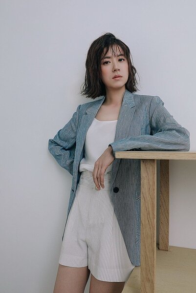 在《我們與惡的距離》中飾演賈靜雯妹妹「宋喬平」的女星林予晞,受台灣Club Monaco之邀,以春夏系列商品穿搭出清新質感。圖/Club Monaco提供