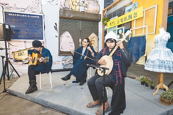 快閃表演者於市場3樓帶來活潑熱鬧的「東門市場.音樂趴踢奈」音樂會。陳育賢/攝影