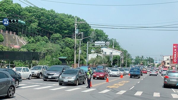 左鎮化石園區今開幕,一早就湧入車潮,造成周邊交通嚴重塞車。圖/新化分局提供