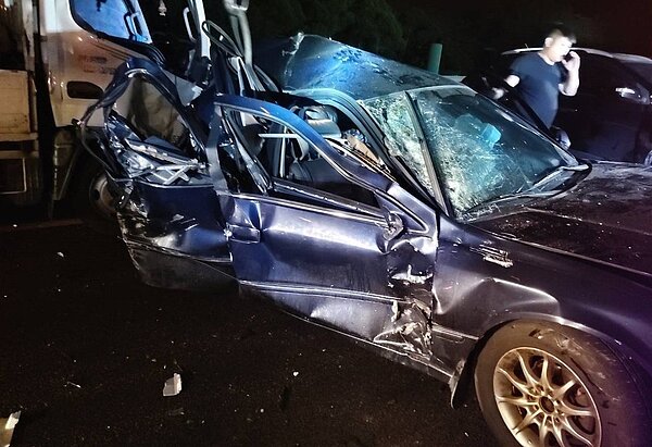 高速公路前天深夜發生4車追撞,疑似是未保持安全車距、未注意車前狀況,釀2死悲劇。(圖/ 記者范榮達翻攝)