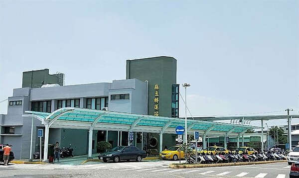 麻豆台南快速公車從麻豆轉運站出發後,只經電姬戲院、麻豆分局,就出市區到港口、後營,民眾認為太不方便。(圖/劉秀芬攝)