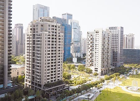 地方稅務局長沈政安說,地價稅依現行規定,每兩年重行公告一次,下一次是109年1月1日公告。(陳世宗攝)