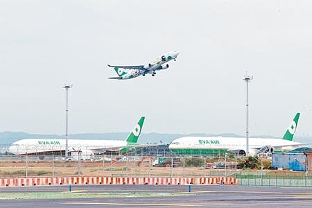 長榮航空說明組員在罷工期間,將面臨雙方之間給付義務停止的狀況。圖為在桃園機場停機坪的長榮航空飛機。(陳麒全攝)