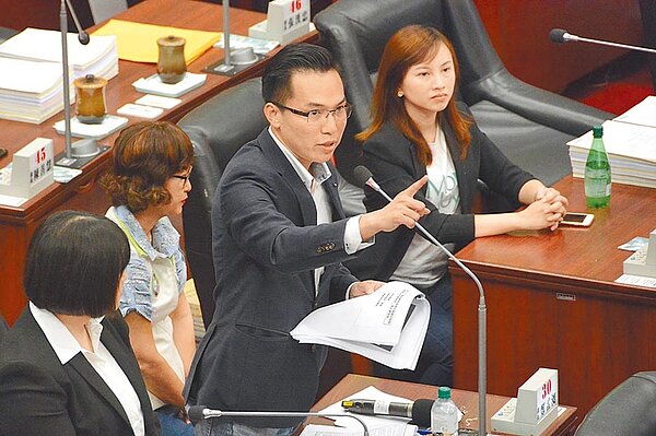 民進黨高市議員林智鴻13日準備27道「高雄學堂」題目,在議事廳一一詢問市長韓國瑜,內容瑣碎,韓認為議員刻意刁難,不願配合回答。(林宏聰攝)