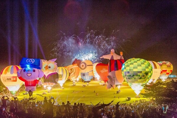 今年台東熱氣球嘉年華維持45天及8場熱氣球光雕音樂會，除一場光雕音樂會首度移師大武，還有一場更跨海到綠島舉行。圖／台東縣政府
