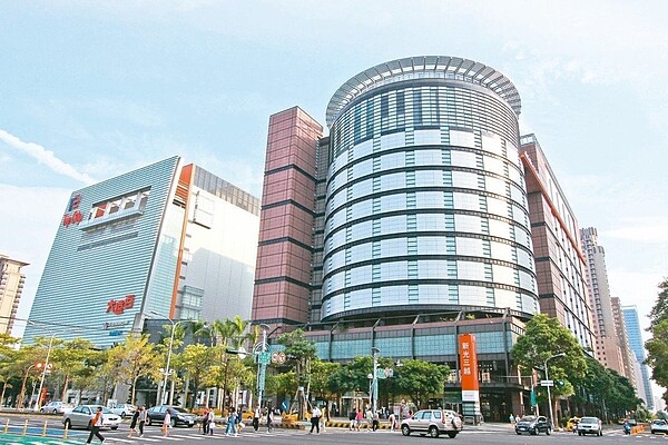 台中市近年地價稅暴漲,地王新光三越所在的西屯區,漲幅驚人;台中市地政局表示明年全市平均的公告地價將會下修。 圖/台中市府提供