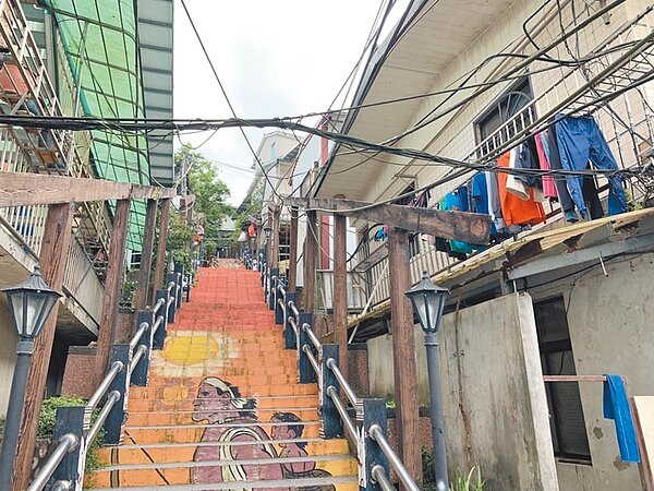 烏來地區因無自來水,民眾私接管線,造成天空滿布水管。(葉德正翻攝)